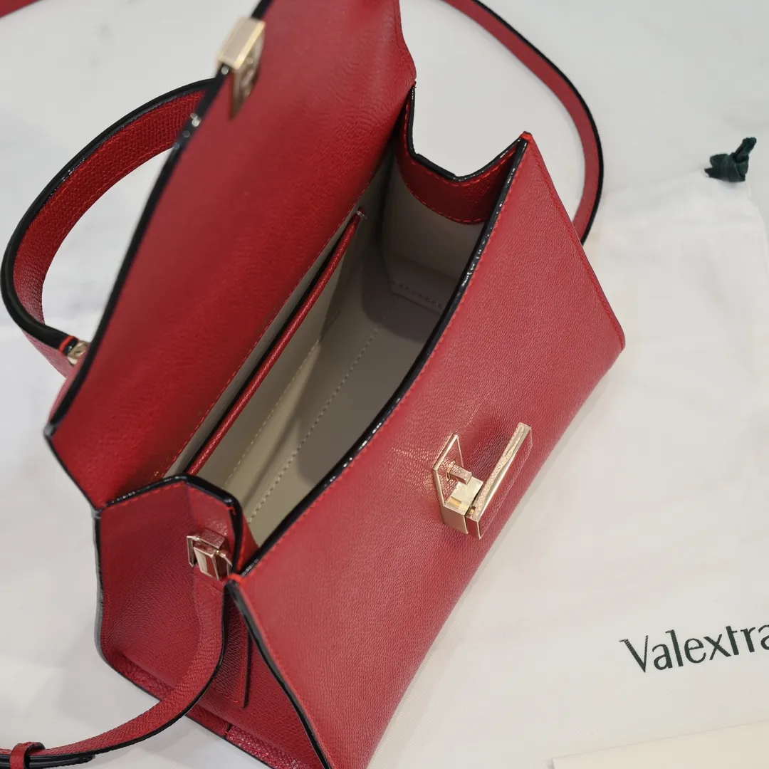 Valextra, the name of Italy's beloved horse, Iside is Val. One of extra's most iconic designs. There is no obvious logo, but the simple collective line design is very recognizable, full of architectural art, and shows a capable and intellectual style. It is made of imported palm-print lining cowhide, with up to five stitches of handwork, and the shiny oil edges test the skill of the craftsman. Small size: 22cm model 6627-1#